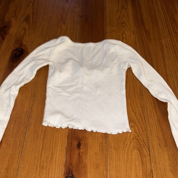 Ribbed white low neck crop top, size small, soft, lace around the collar - Picture 2 of 3